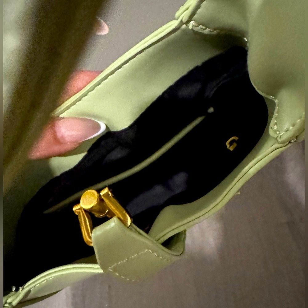 Light Green Convertible Crossbody / Shoulder Bag 💚 - Picture 7 of 12